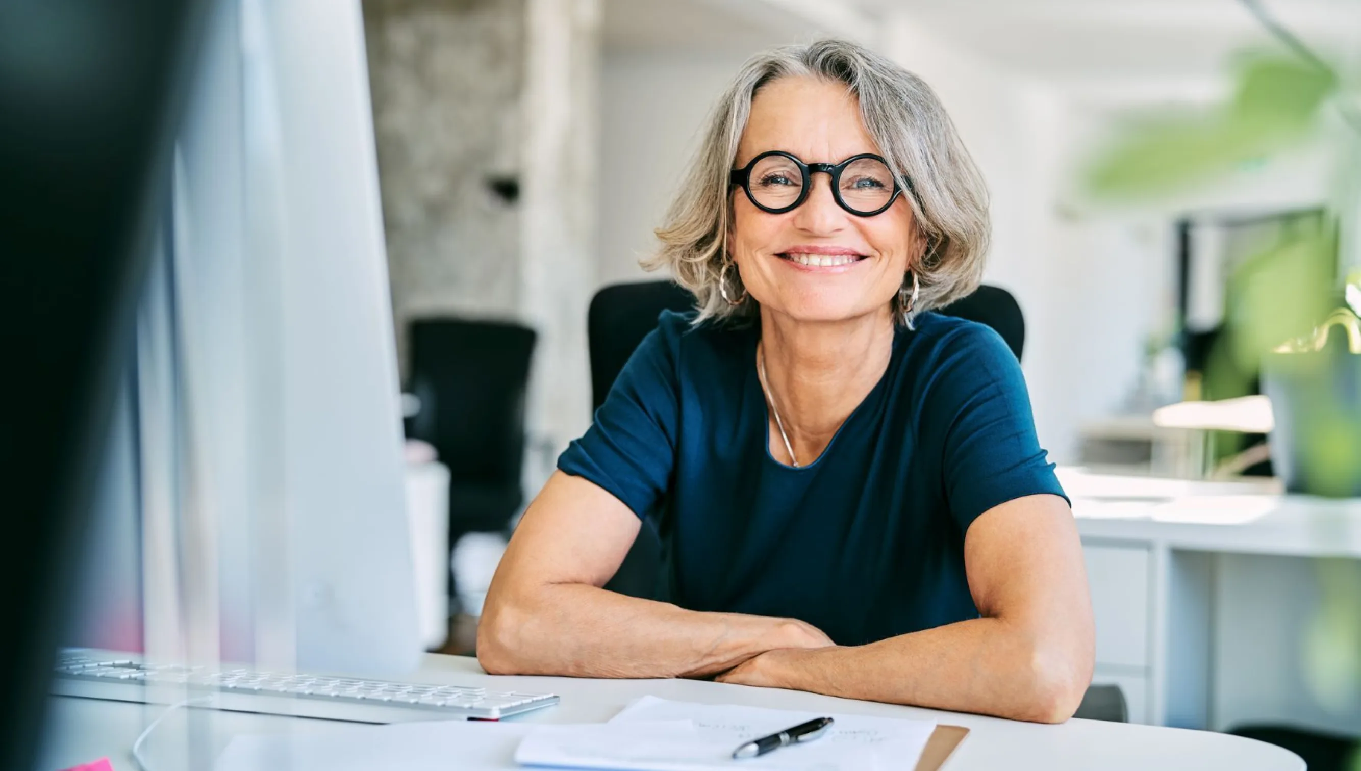 Kvinne leder ved skrivebord