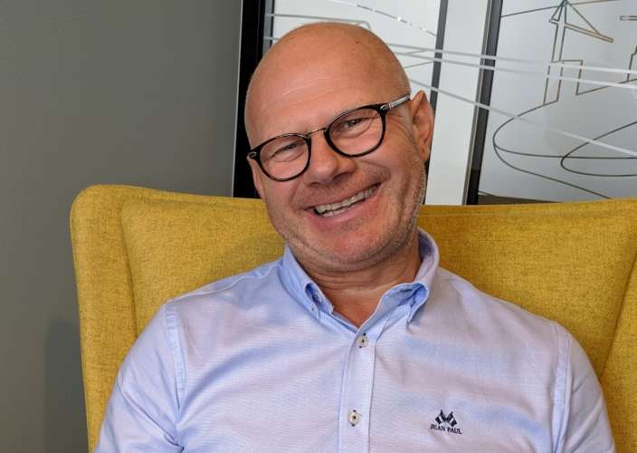 Humorist og HR-direktør Erik Dale: Humor er undervurdert i ledelse